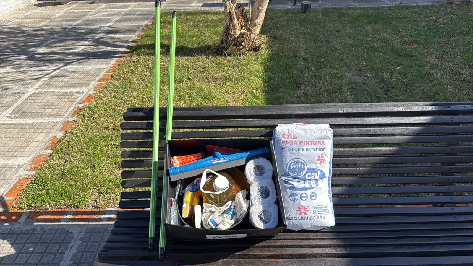Entrega de kits de limpieza para personas afectadas por la última inundación
